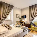 Tlv Navona Pensión 4*